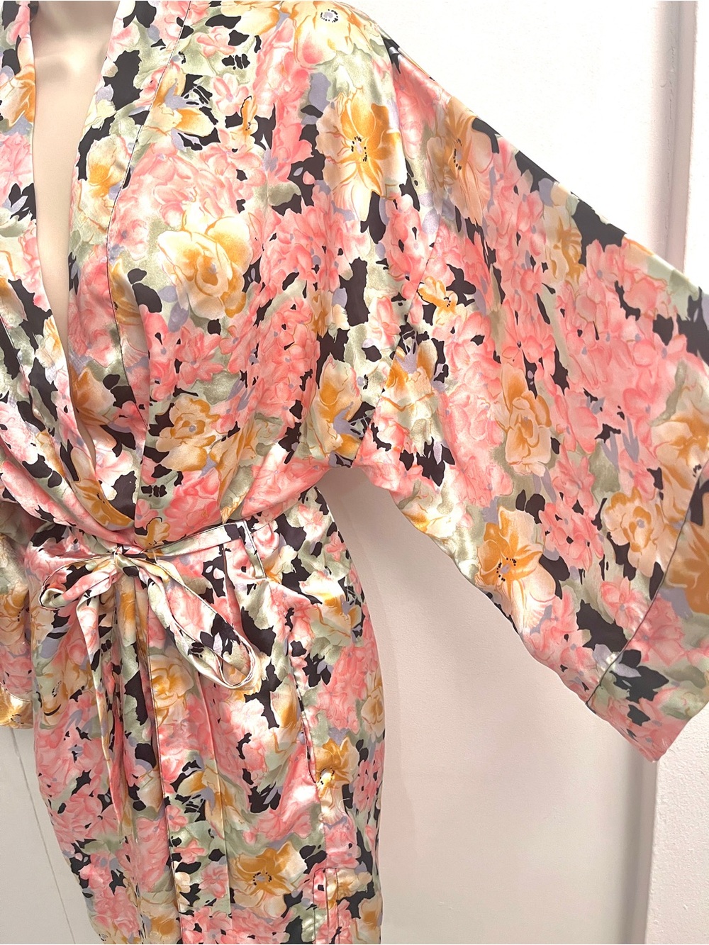 VTG Satin Kimono peach pink black yellow green
